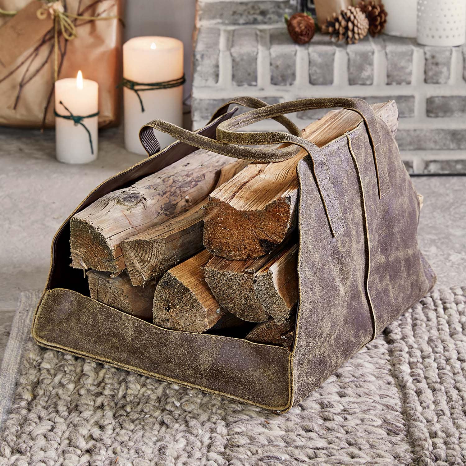 Sac en daim marron pour transporter du bois de chauffage sur un tapis gris près de la cheminée