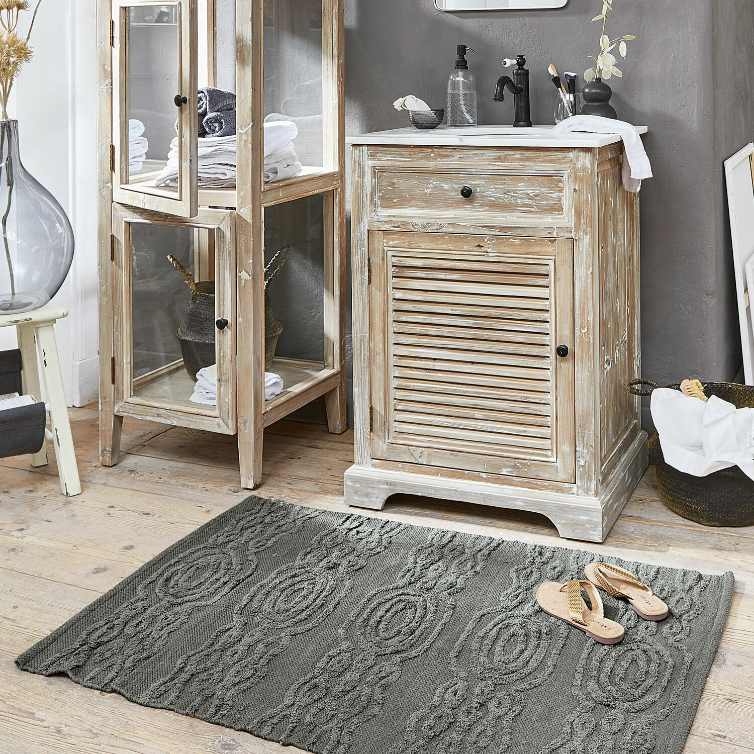 Tapis de bain Talafar Tapis gris en coton avec motif texturé dans une salle de bain avec meubles en bois clair et sol en bois