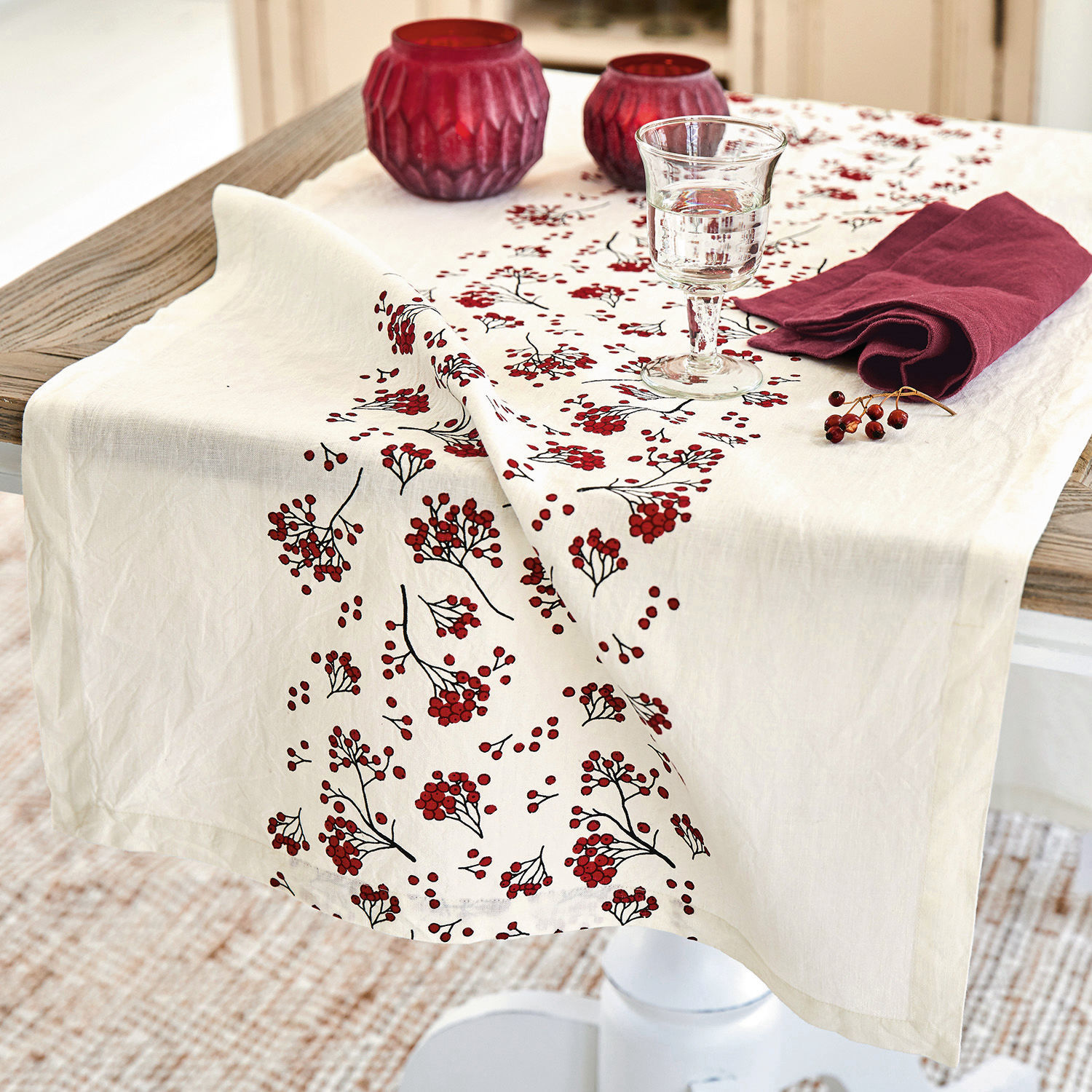Chemin de table Vestré Nappe en lin crème avec motif de baies rouges sur table en bois avec décorations assorties