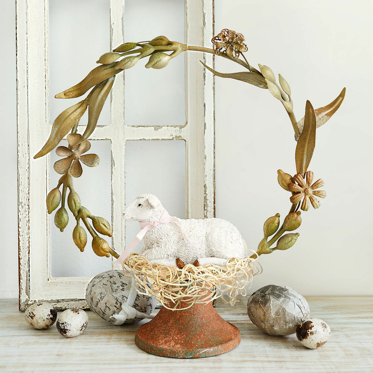 Objet décoratif Jorilev Couronne décorative en métal doré avec un agneau blanc et des œufs décoratifs sur un socle rustique