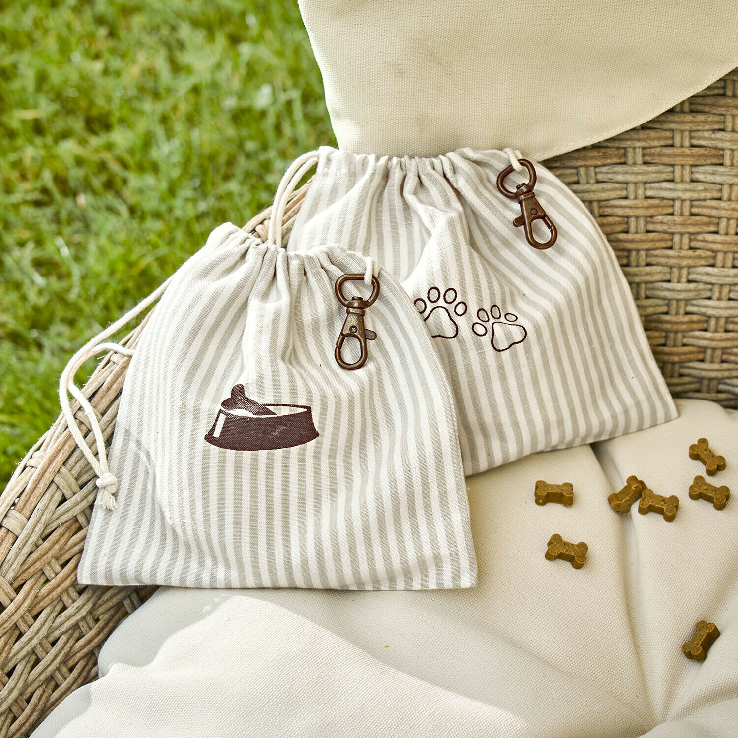 Sacs en coton beige rayés avec motifs gamelle et pattes pour ranger des friandises pour chiens