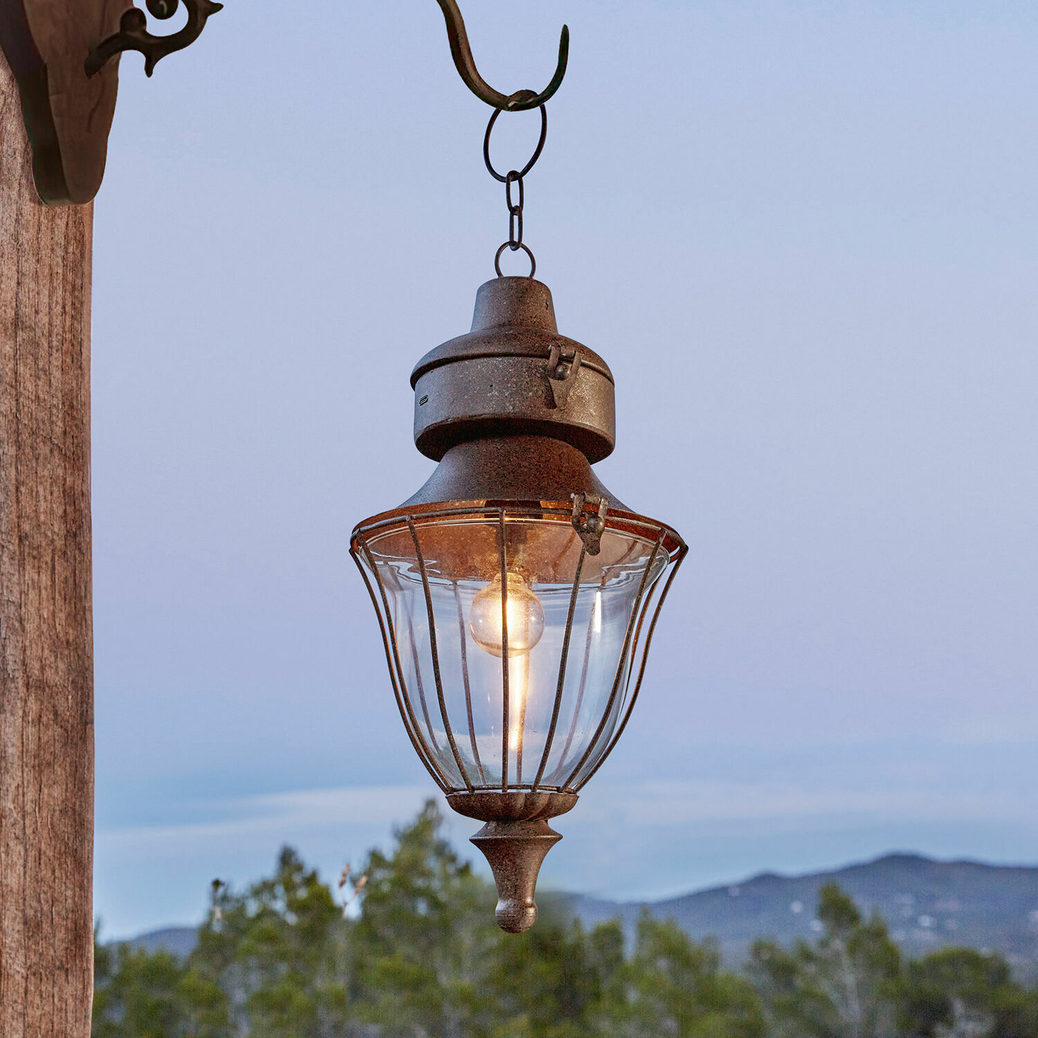 Lanterne LED rechargeable Gambier Lanterne suspendue extérieure en métal rouillé avec abat-jour transparent et ampoule LED