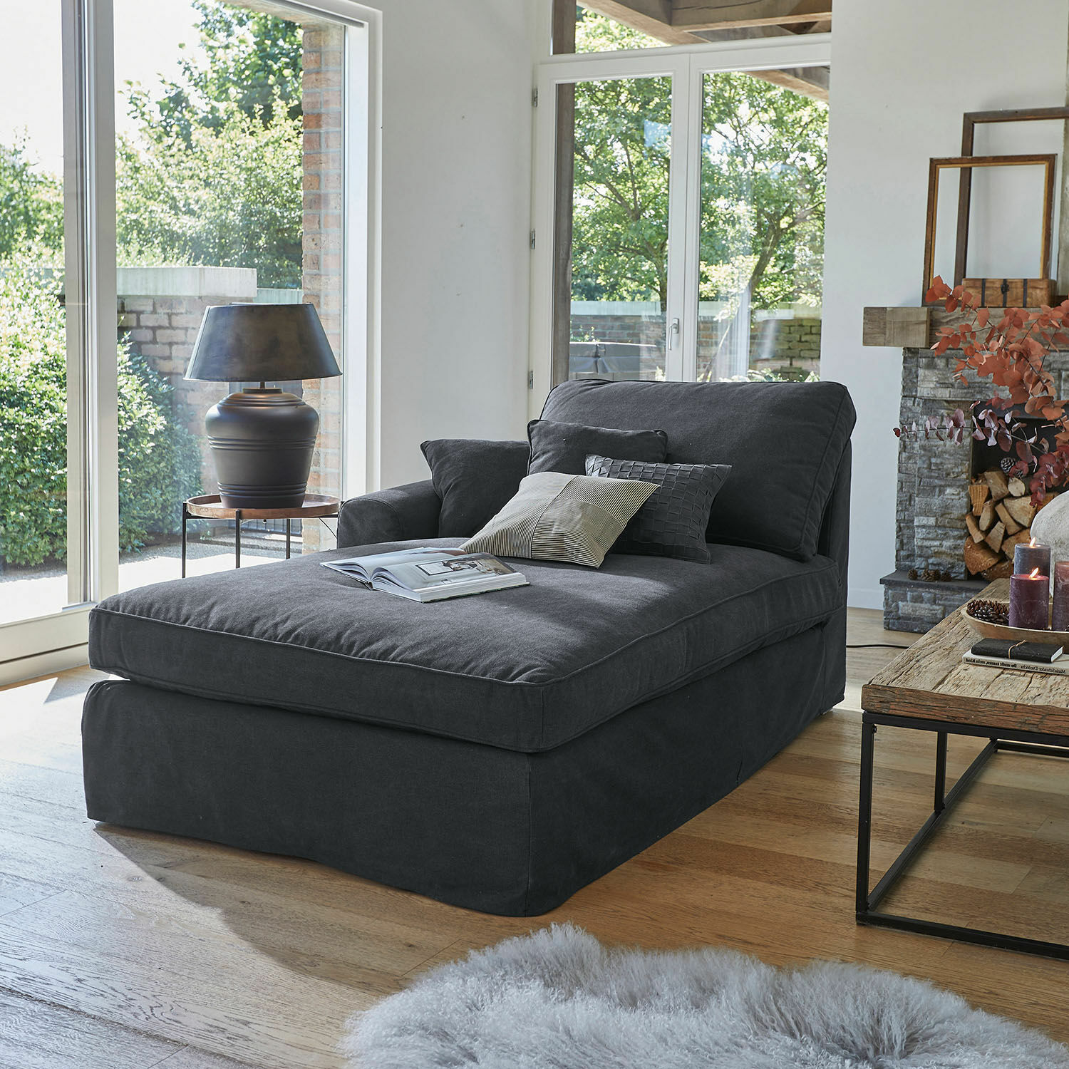 Méridienne Seaford Chaise longue rembourrée gris foncé avec coussins dans un salon moderne au sol en bois