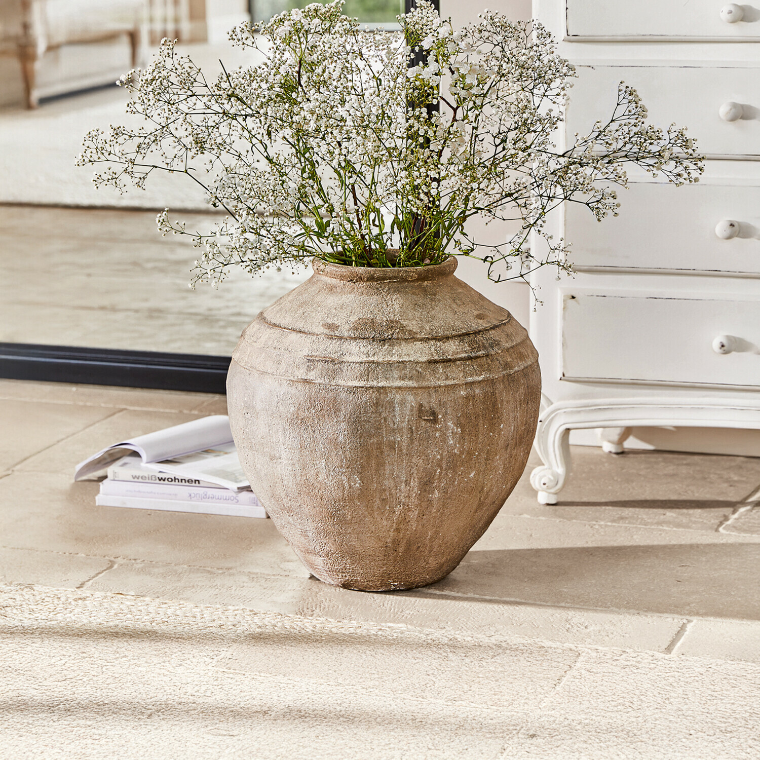 Vase Lanster Grand vase en céramique beige avec de petites fleurs blanches pour décoration intérieure élégante