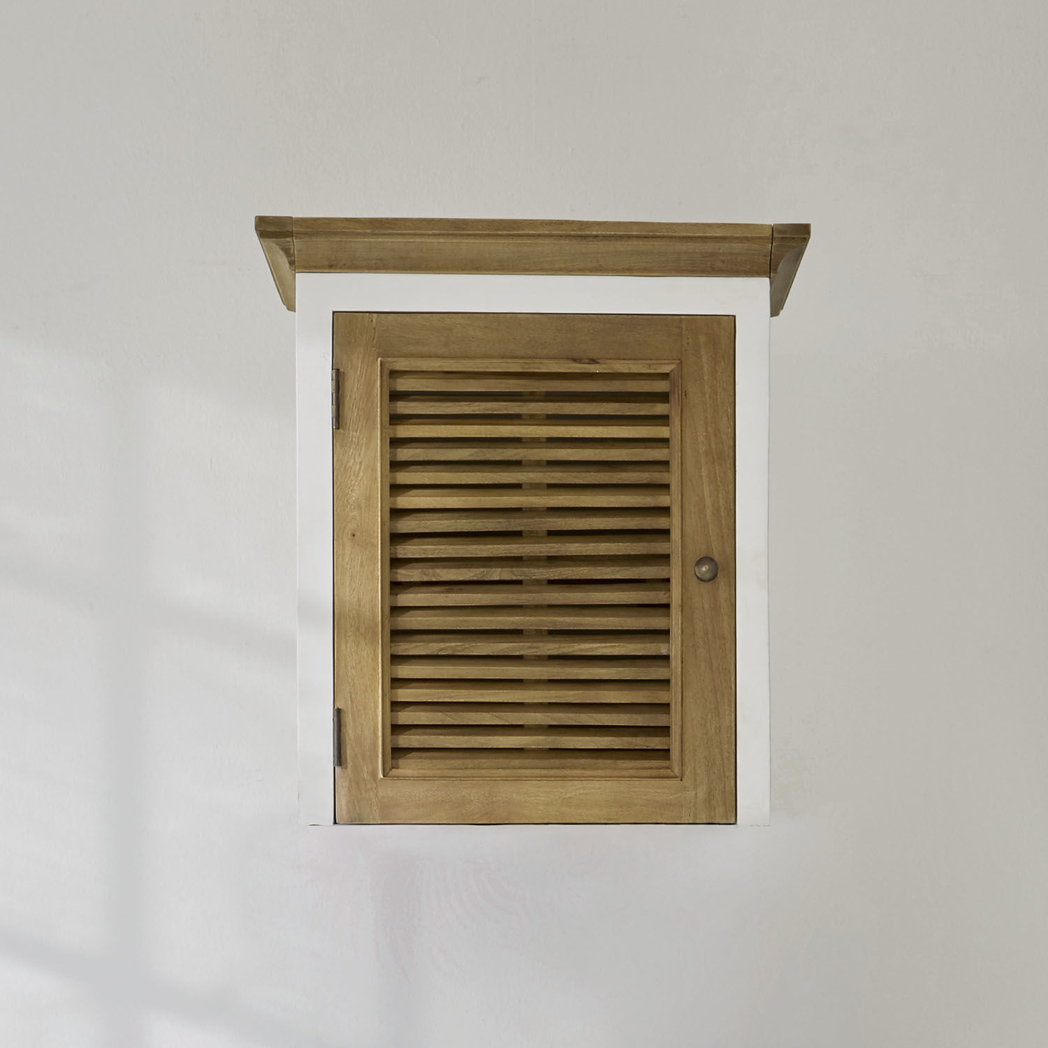 Meuble haut Degarmo Armoire murale en bois avec cadre blanc et porte à lattes en bois naturel clair