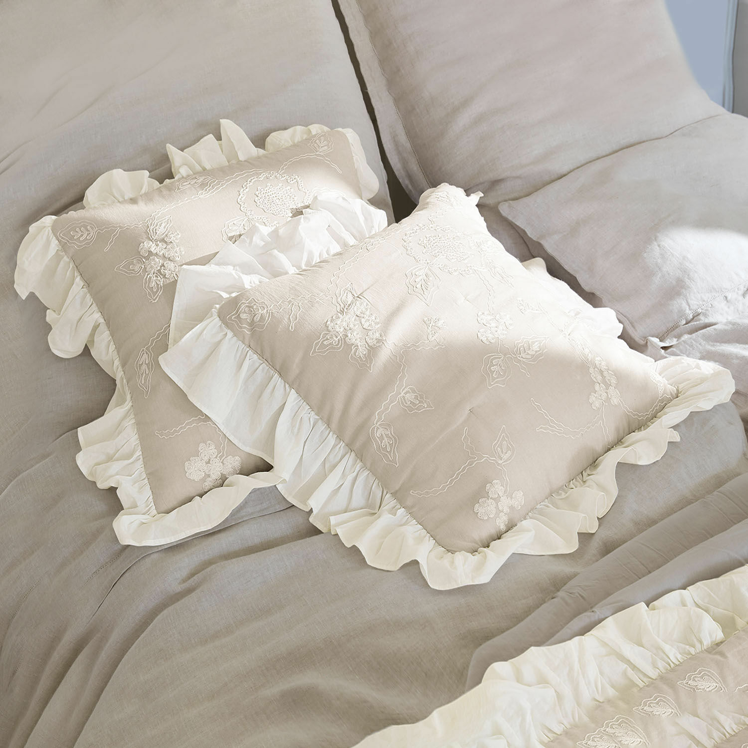 Lot de 2 housses de coussins Clarissa Housse de coussin beige en lin avec volant blanc et broderie, décoration de chambre