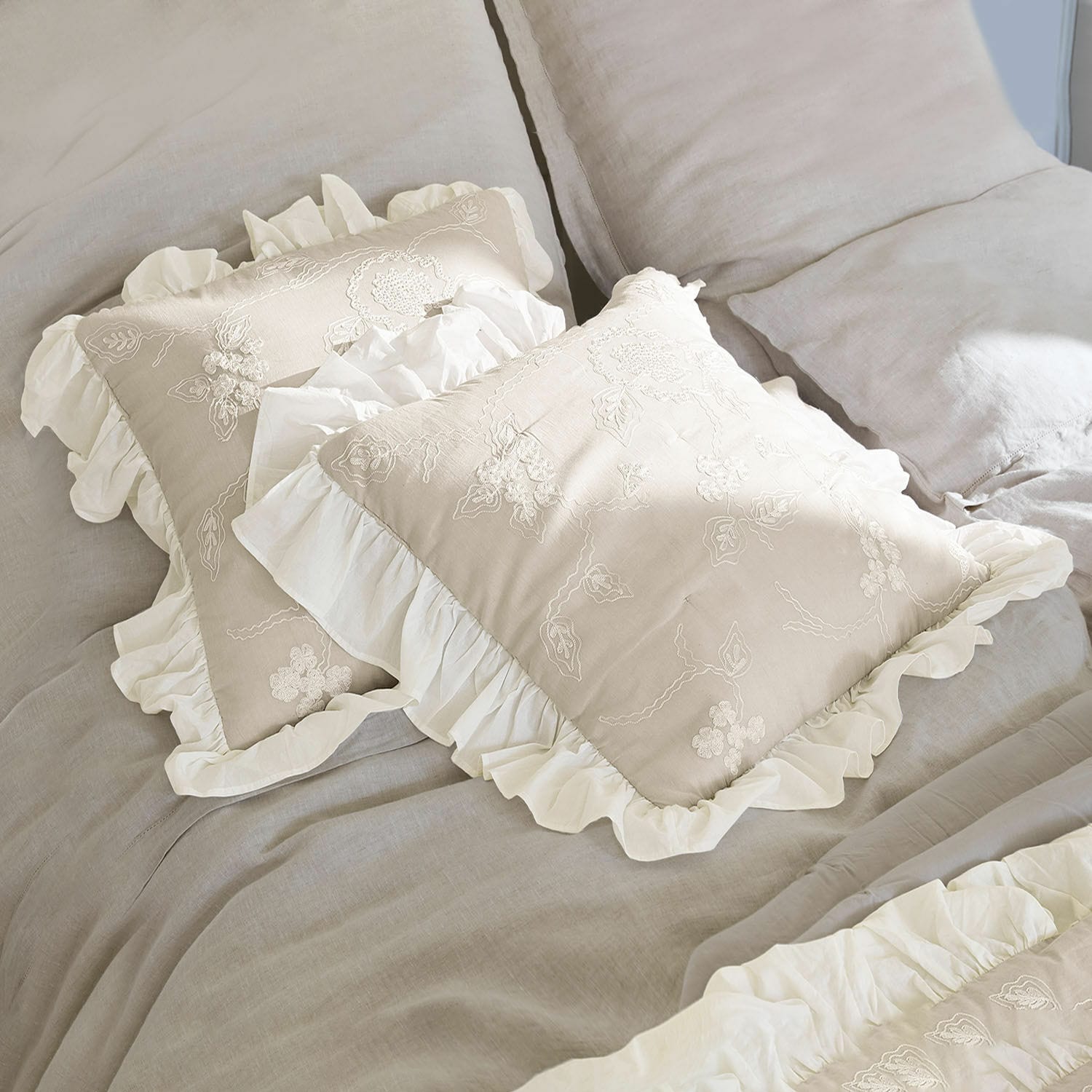 Lot de 2 housses de coussins Clarissa Housse de coussin beige en lin avec volant blanc et broderie, décoration de chambre
