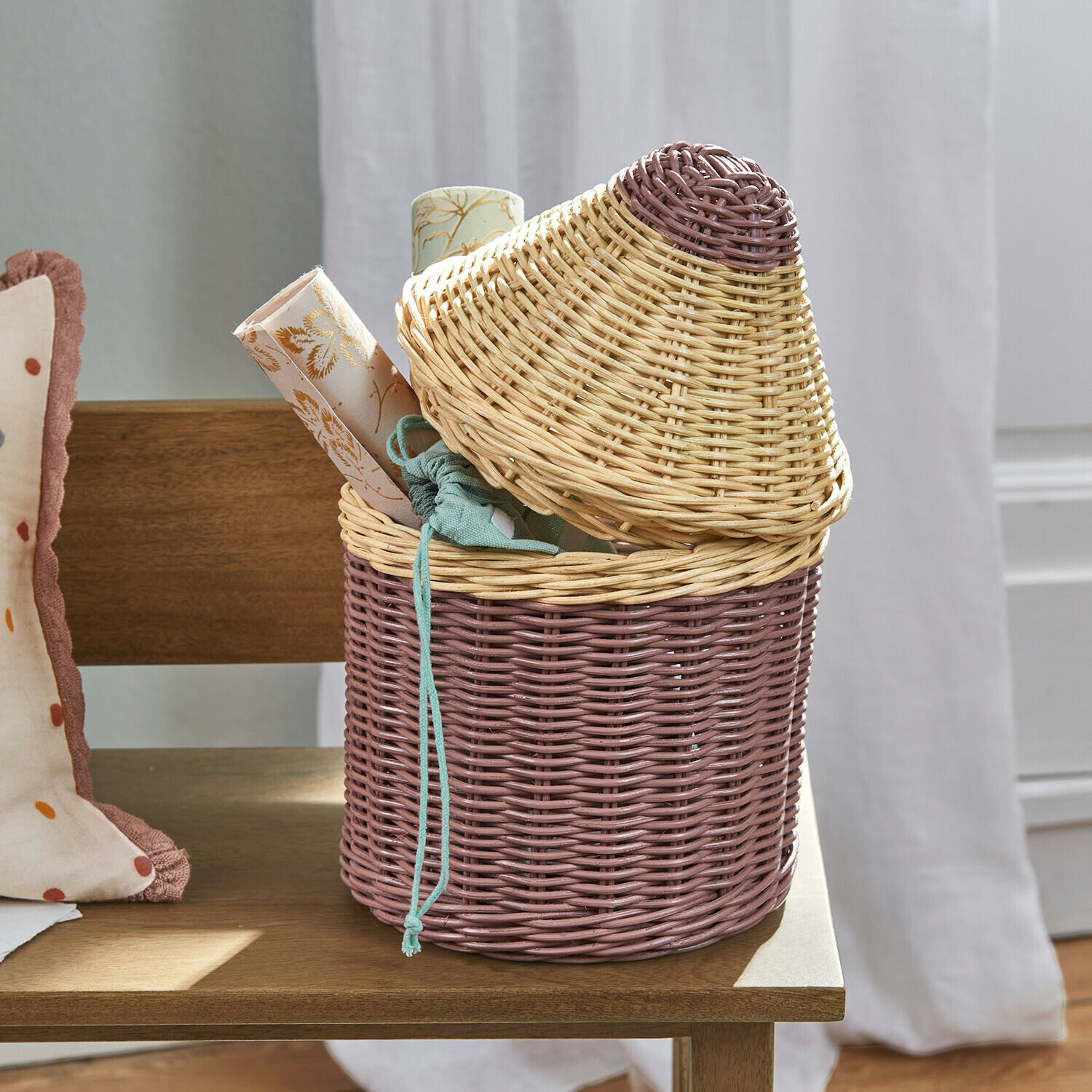 Panier Sønvik Panier en rotin bicolore beige et rose avec couvercle, parfait pour ranger décorations et petits objets