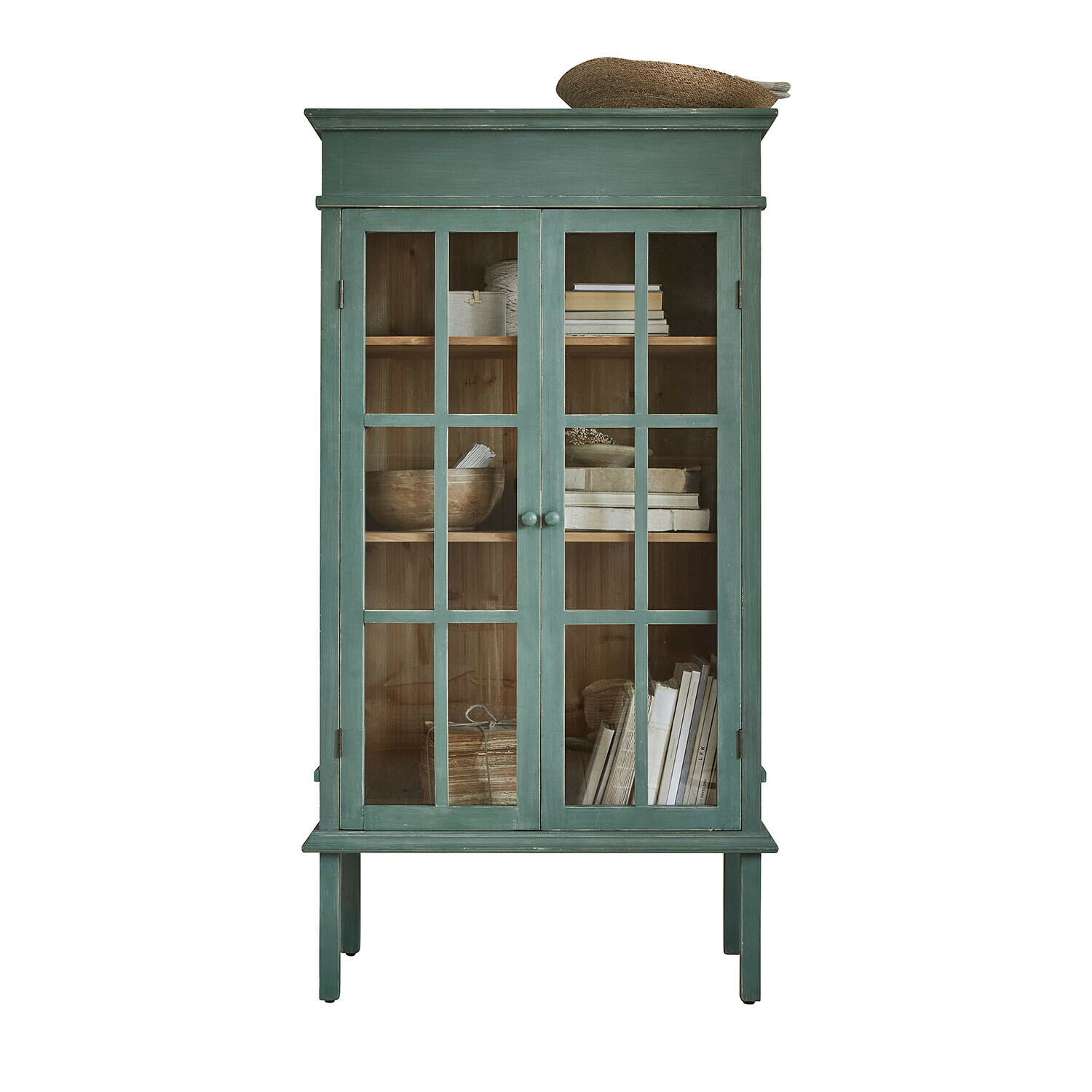 Armoire Faymere Vitrine en bois vert avec portes vitrées et étagères contenant livres et objets décoratifs