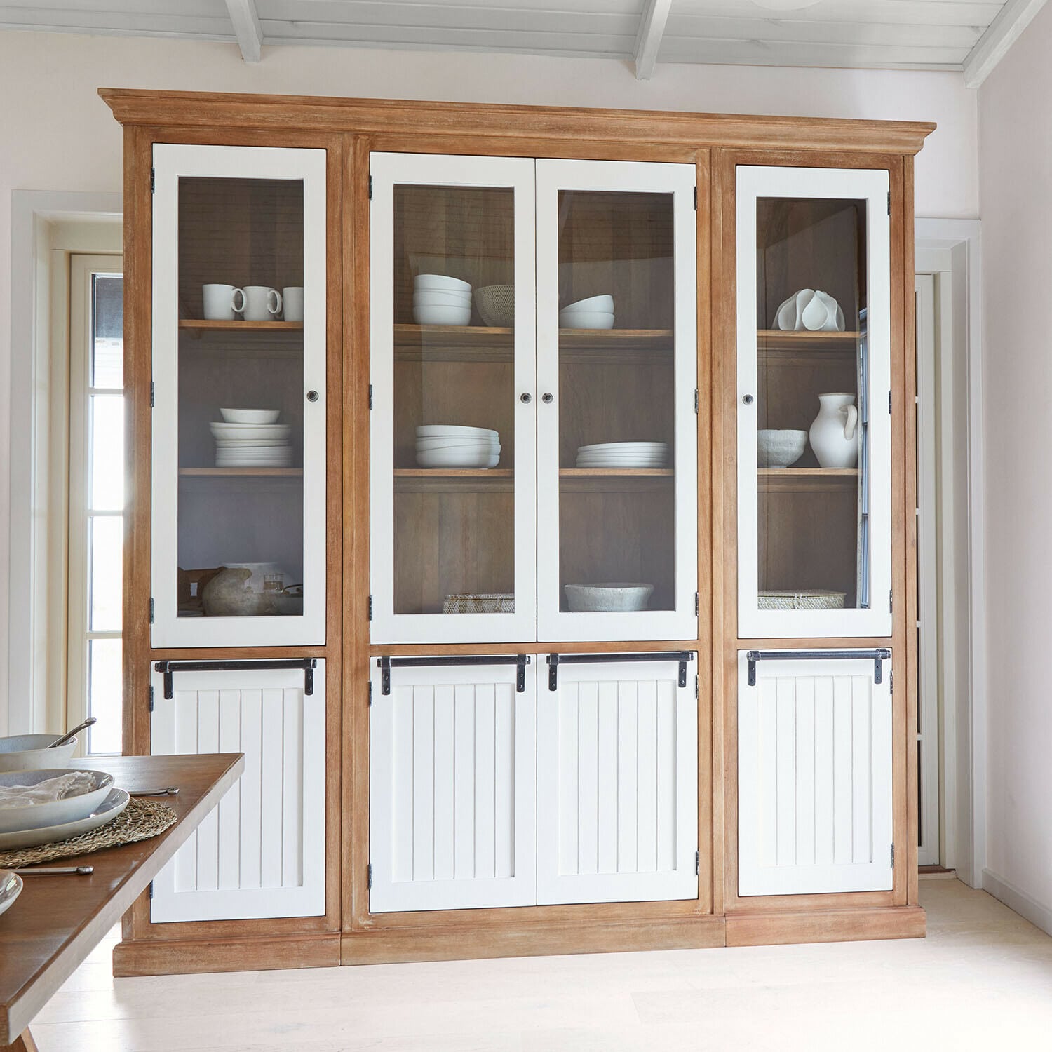 Vitrine Isaverny Grande vitrine en bois avec portes blanches et panneaux vitrés, meuble de rangement pour vaisselle