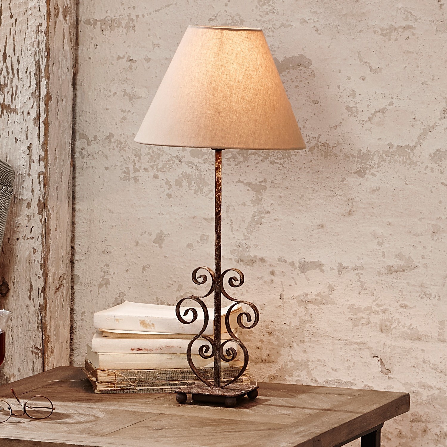 Lampe à poser Clamart Lampe de table avec base en métal rustique et abat-jour beige sur une table en bois