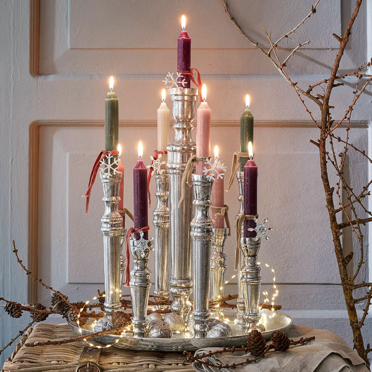Chandelier Calcot Chandelier décoratif en métal avec neuf bougies colorées et décorations de Noël scintillantes