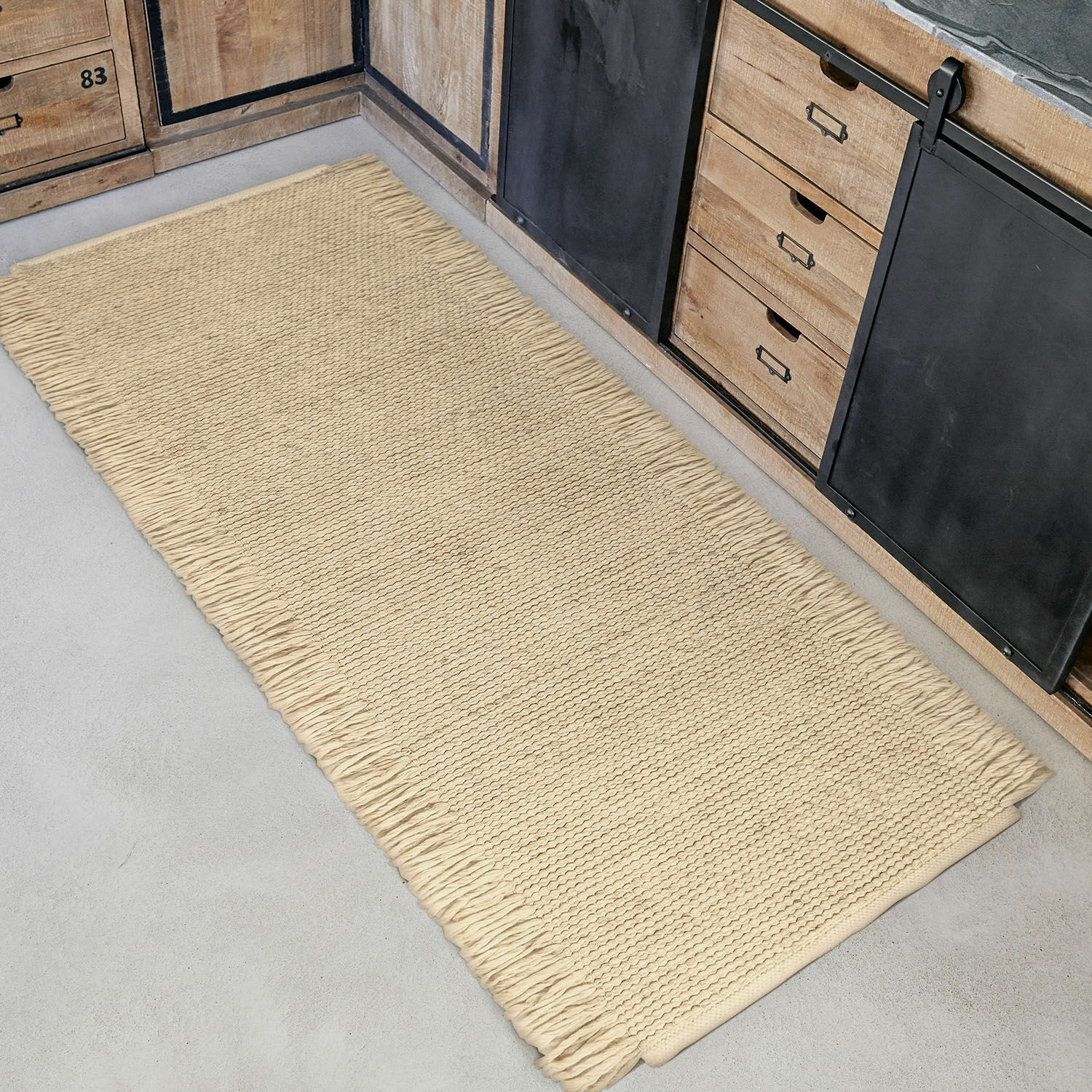 Tapis long Levraut Tapis beige à franges en matériau naturel posé sur le sol de la cuisine, décoration intérieure