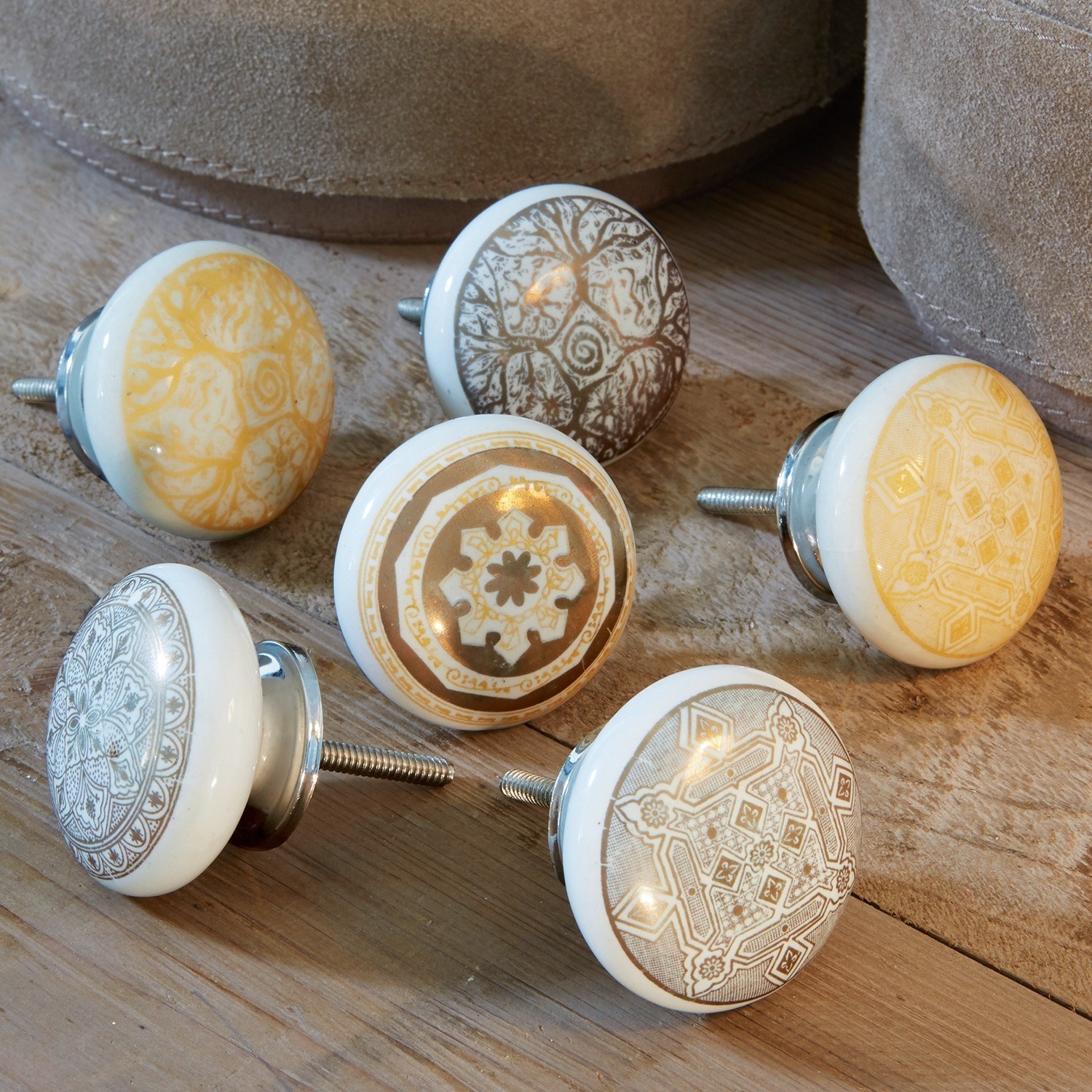 Lot de 6 boutons pour commode Tuffé Ensemble de six boutons de meuble en céramique avec motifs marron et beige sur fond en bois