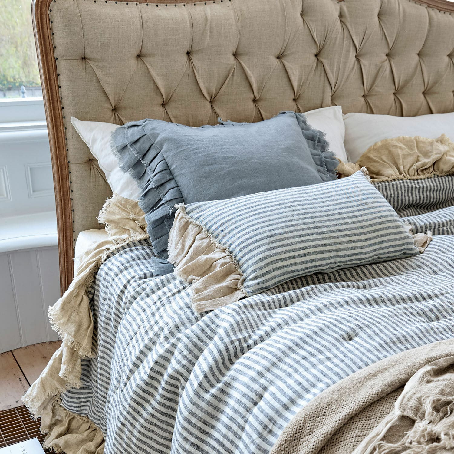Lot de 2 housses de coussins Alexane Tête de lit beige capitonnée avec literie rayée et coussins en lin aux tons naturels