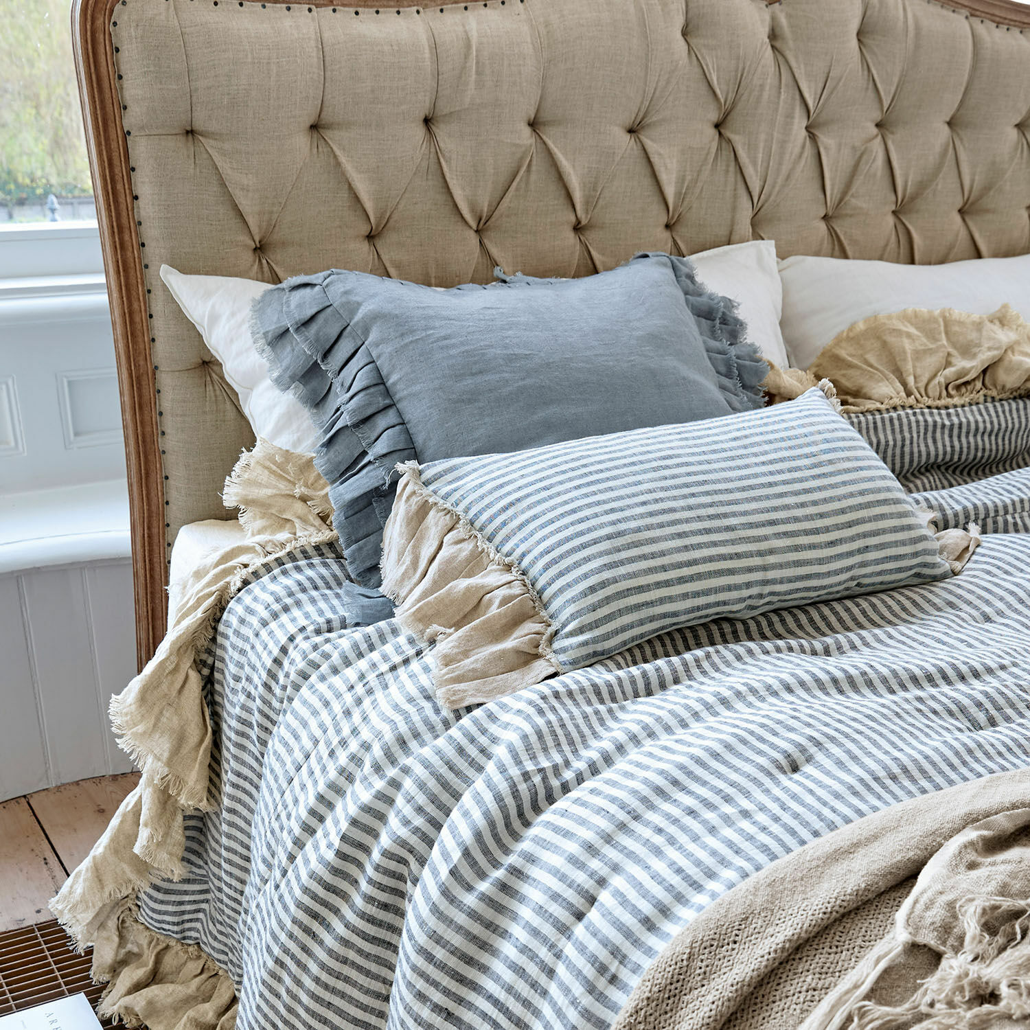Lot de 2 housses de coussins Alexane Tête de lit beige capitonnée avec literie rayée et coussins en lin aux tons naturels
