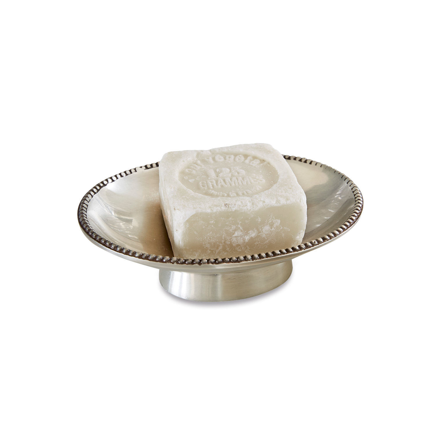 Porte-savon Michaelson Porte-savon en métal argenté avec bord décoratif et savon blanc carré posé dessus.