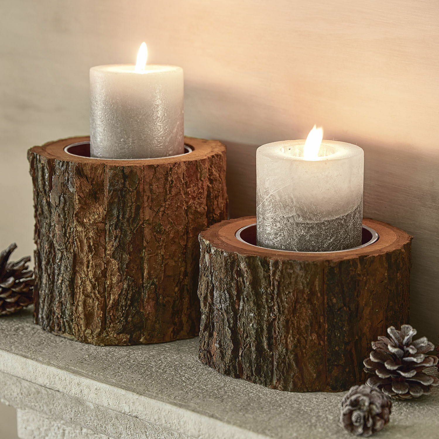 Lot de 2 bougeoirs Raymond Deux bougies grises sur des porte-bougies en bois naturel avec écorce, décoration intérieure rustique