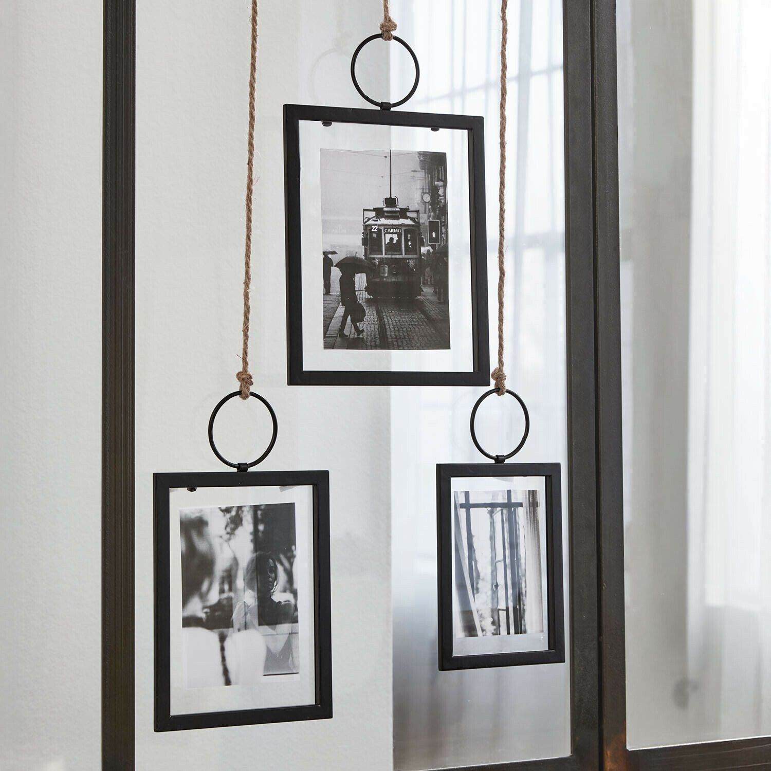 Lot de 3 cadres-photos Idriss Ensemble de trois cadres photo noirs en métal suspendus par des cordes pour décoration murale