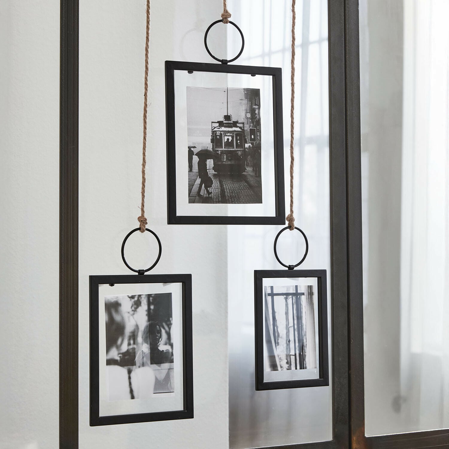Lot de 3 cadres-photos Idriss Ensemble de trois cadres photo noirs en métal suspendus par des cordes pour décoration murale
