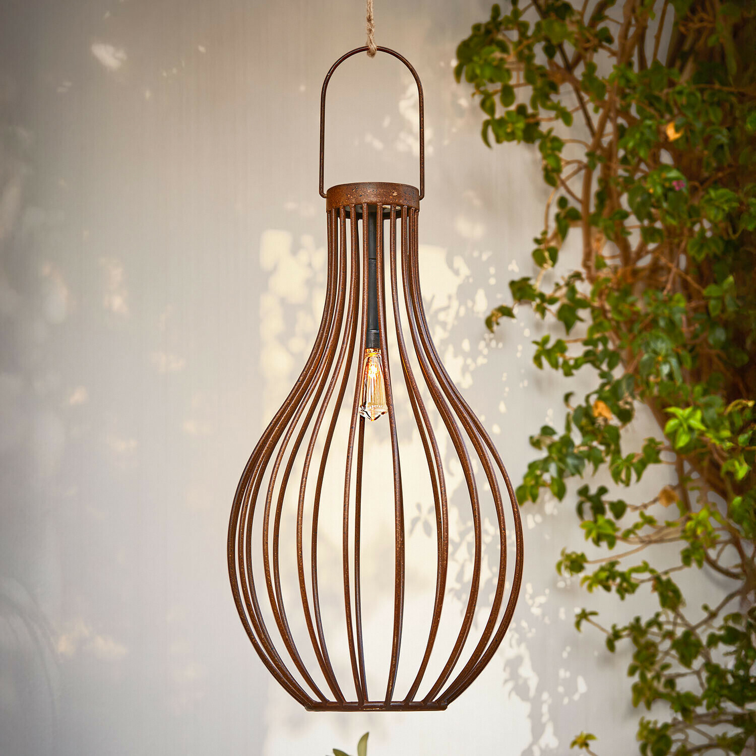 Suspension en métal rouillé en forme de poire avec ampoule visible, lampe décorative pour jardin