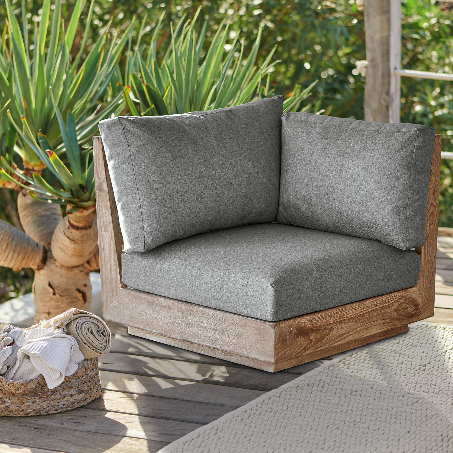 Fauteuil d'angle d'extérieur en bois avec coussins gris, parfait pour mobilier de terrasse