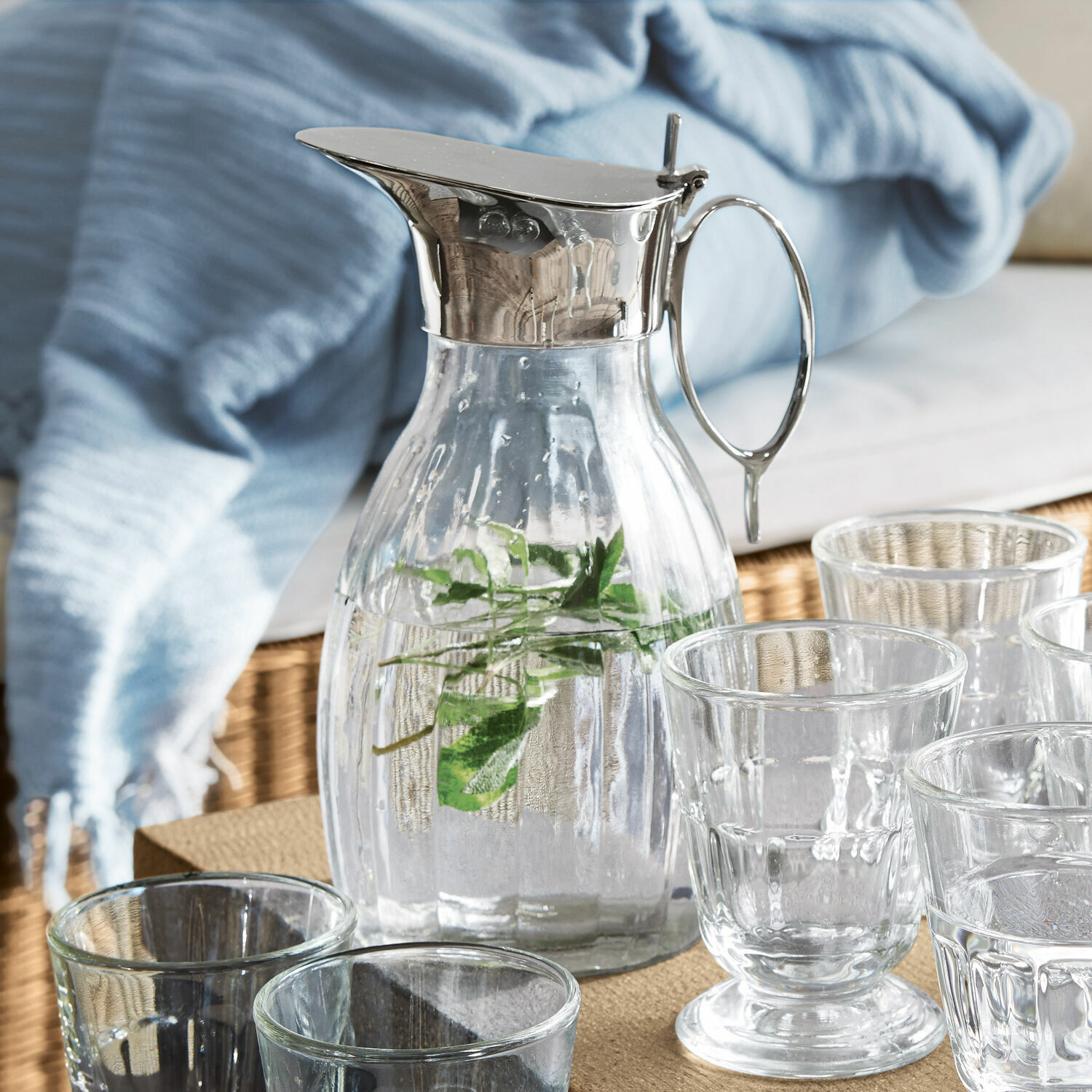 Pichet Agudelle Carafe en verre avec couvercle et poignée en métal, eau infusée aux herbes, verres assortis sur table