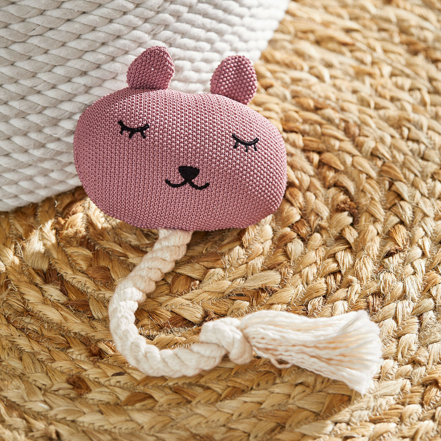 Jouet pour animaux Miezmo Jouet tricoté rose en forme d'animal avec corde blanche sur tapis tressé naturel