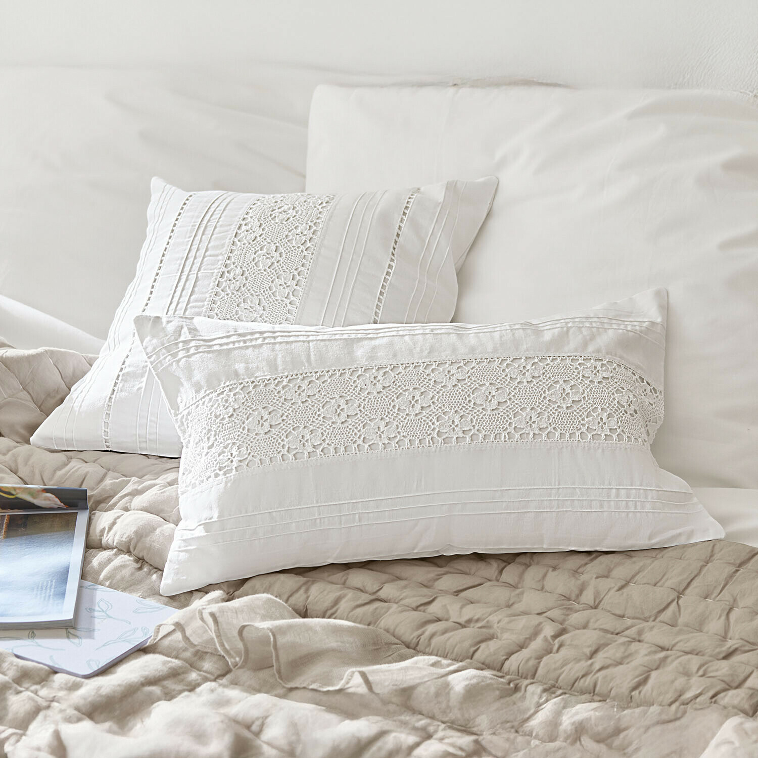 Lot de 2 housses de coussins Isolineas Coussins blancs en coton avec dentelle sur une couverture beige, décoration de chambre élégante