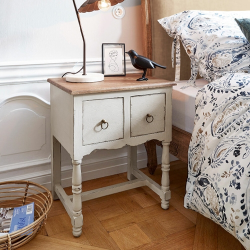 Table de chevet en bois vintage avec deux tiroirs et plateau couleur naturelle dans une chambre