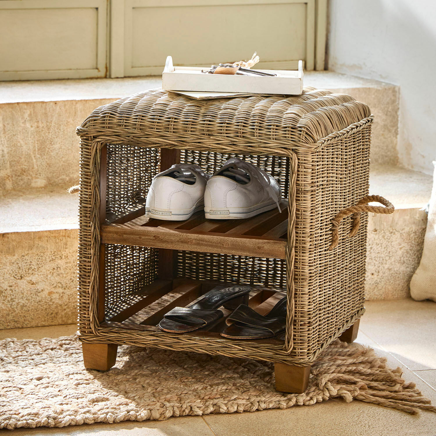 Tabouret Merveillette Meuble à chaussures en rotin naturel avec deux étagères et pieds en bois, rangement pratique pour chaussures