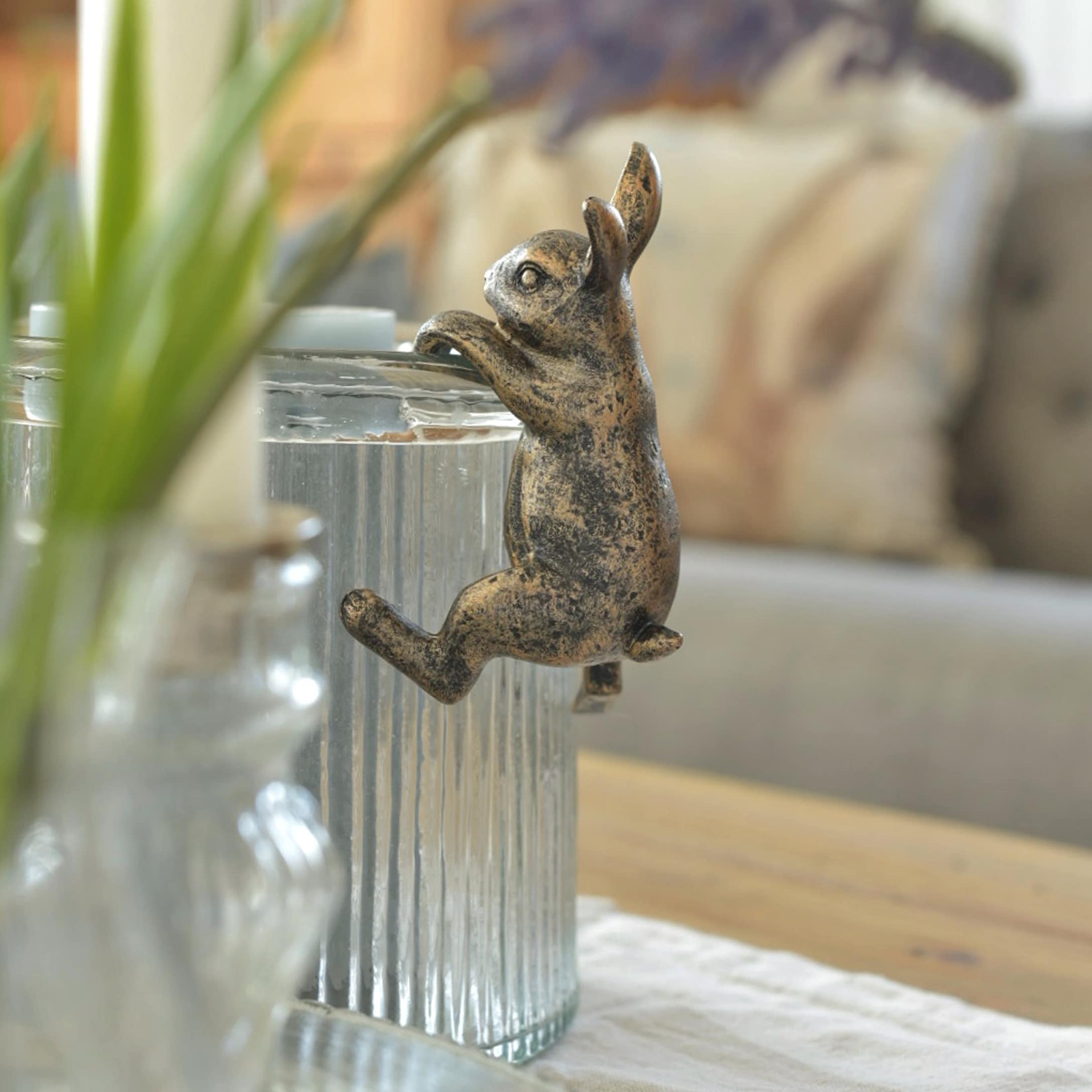 Lapin décoratif en métal couleur or ancien accroché à un bocal en verre, décoration de table printanière