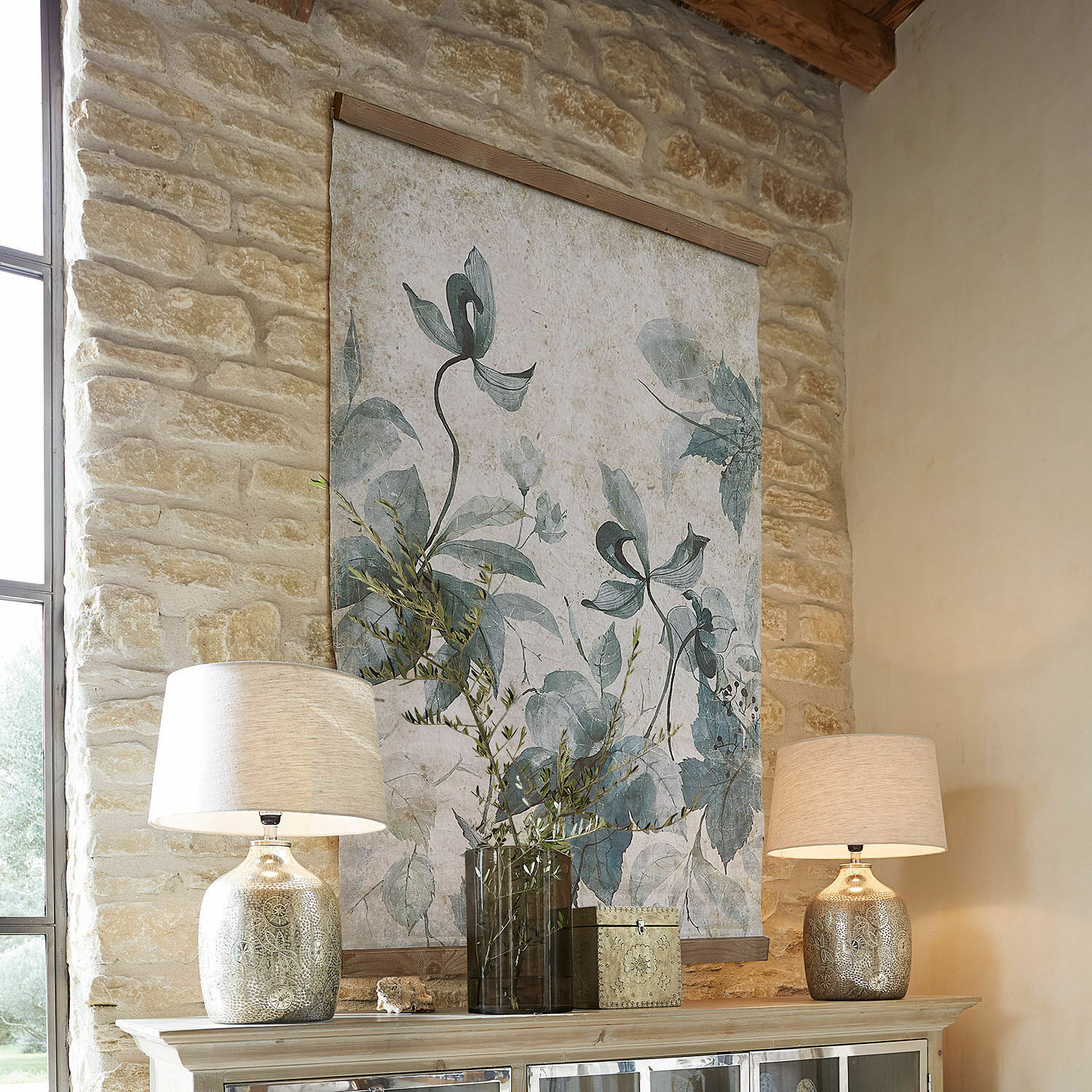Tableau Bessoncourt Toile décorative avec motif de feuilles vertes sur mur en pierre, ambiance naturelle et rustique