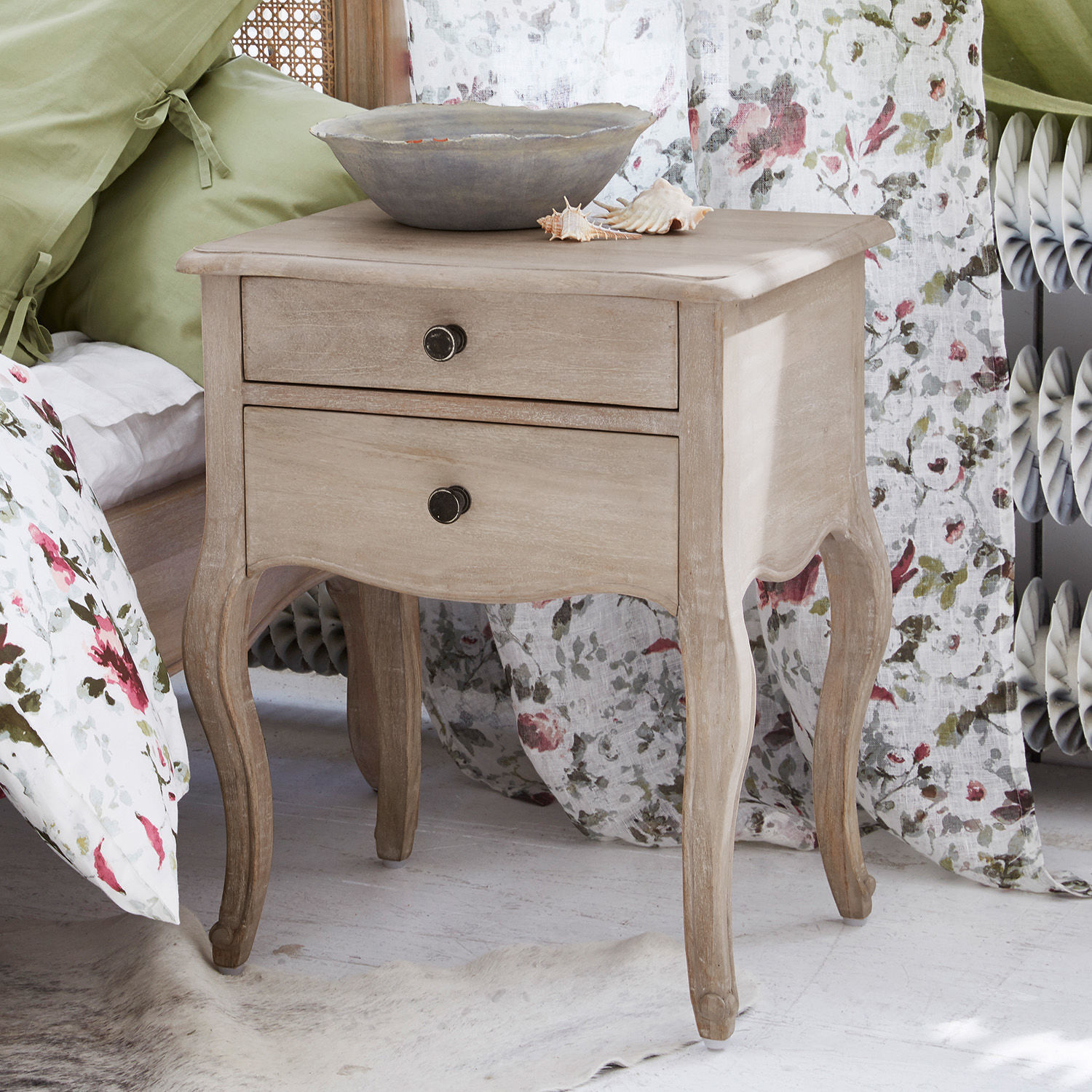 Table de chevet Egri Table de chevet en bois naturel style vintage avec deux tiroirs et bol décoratif gris