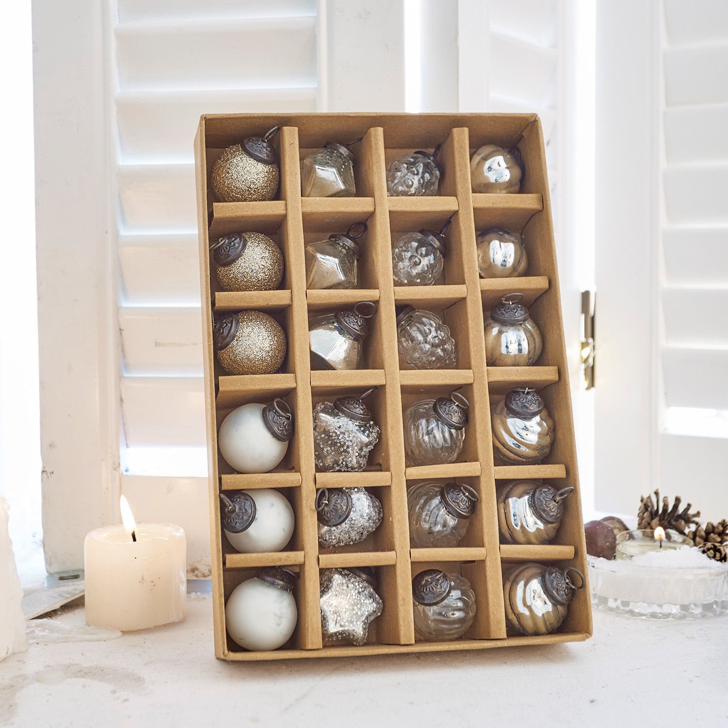 Lot de 24 boules de Noël Sanary Coffret de 24 boules de Noël en verre doré, blanc et argenté, décorations festives élégantes