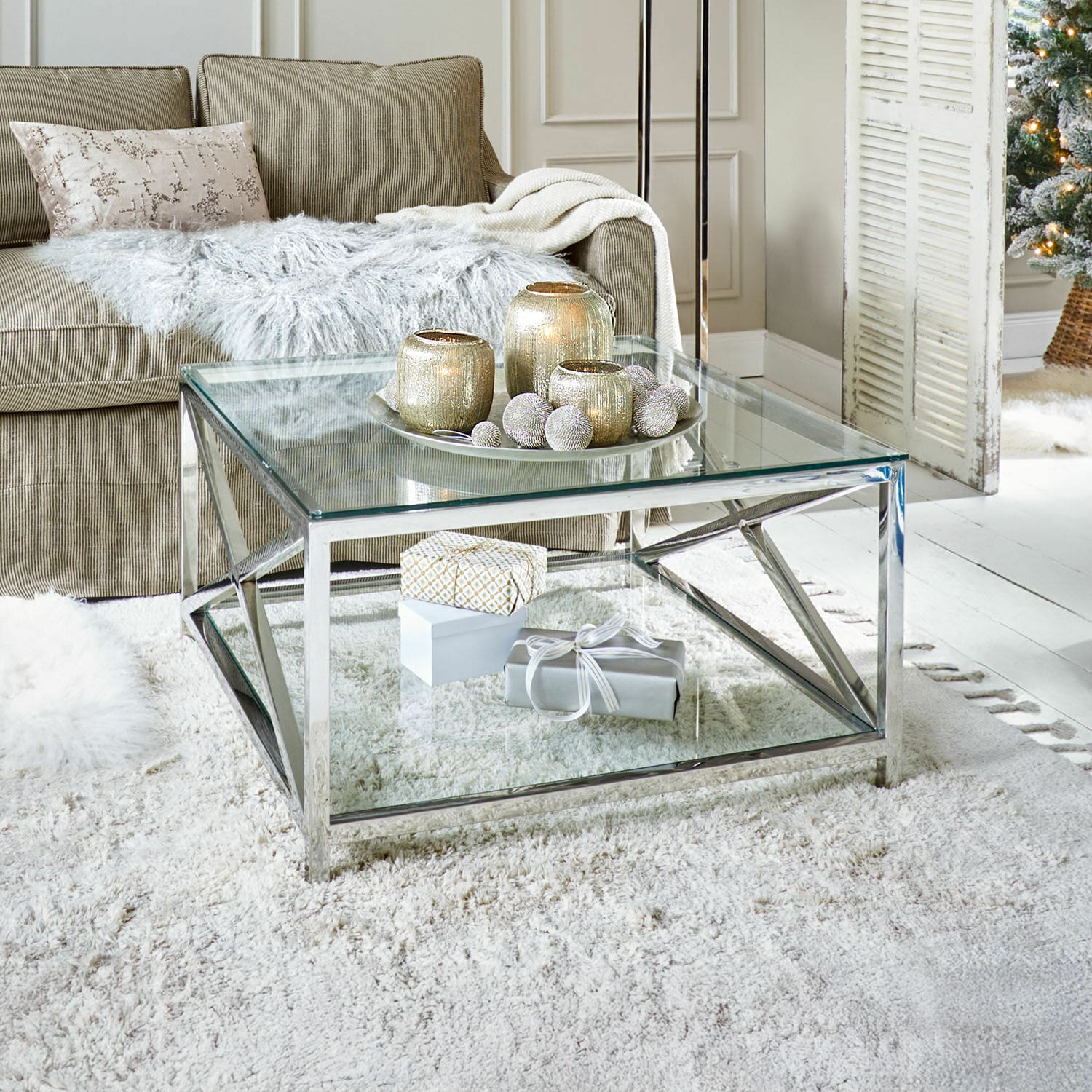 Table basse Stamford Table basse moderne en verre avec cadre métallique argenté sur tapis clair dans un salon élégant