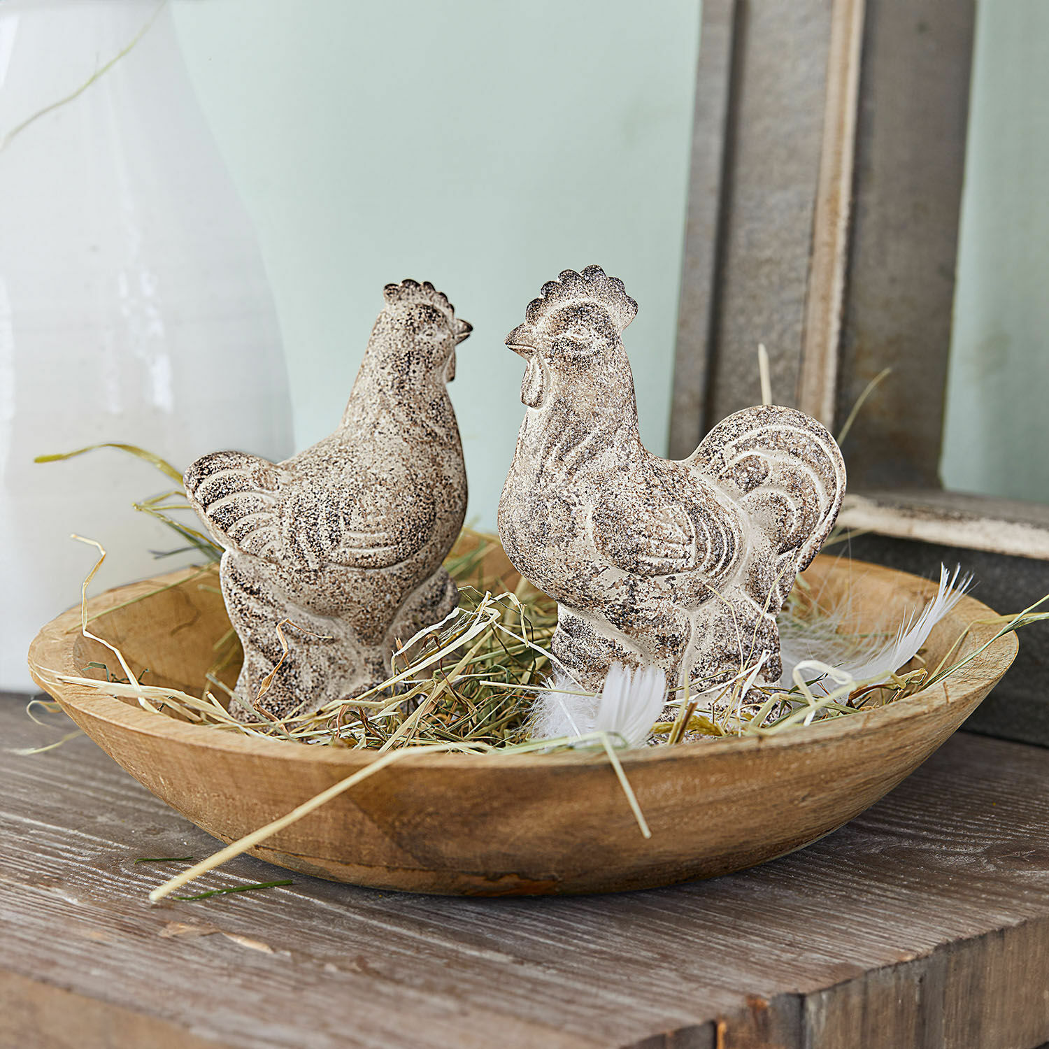 Coq et poule Gesualdo Figurines décoratives de coq et poule en pierre dans un bol en bois avec paille, décoration rustique