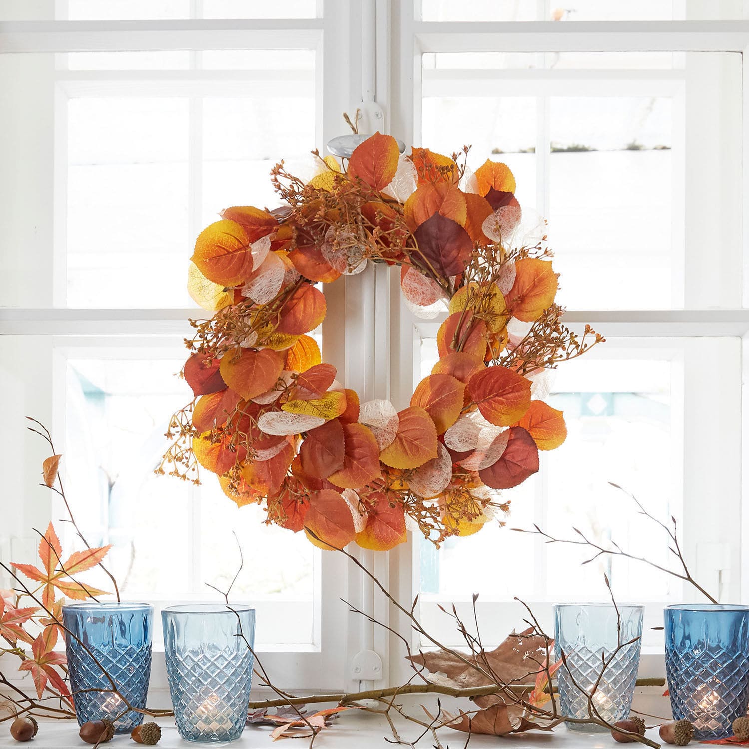 Couronne Savedra Couronne d'automne avec feuilles orange et jaunes suspendue à une fenêtre blanche, décoration saisonnière