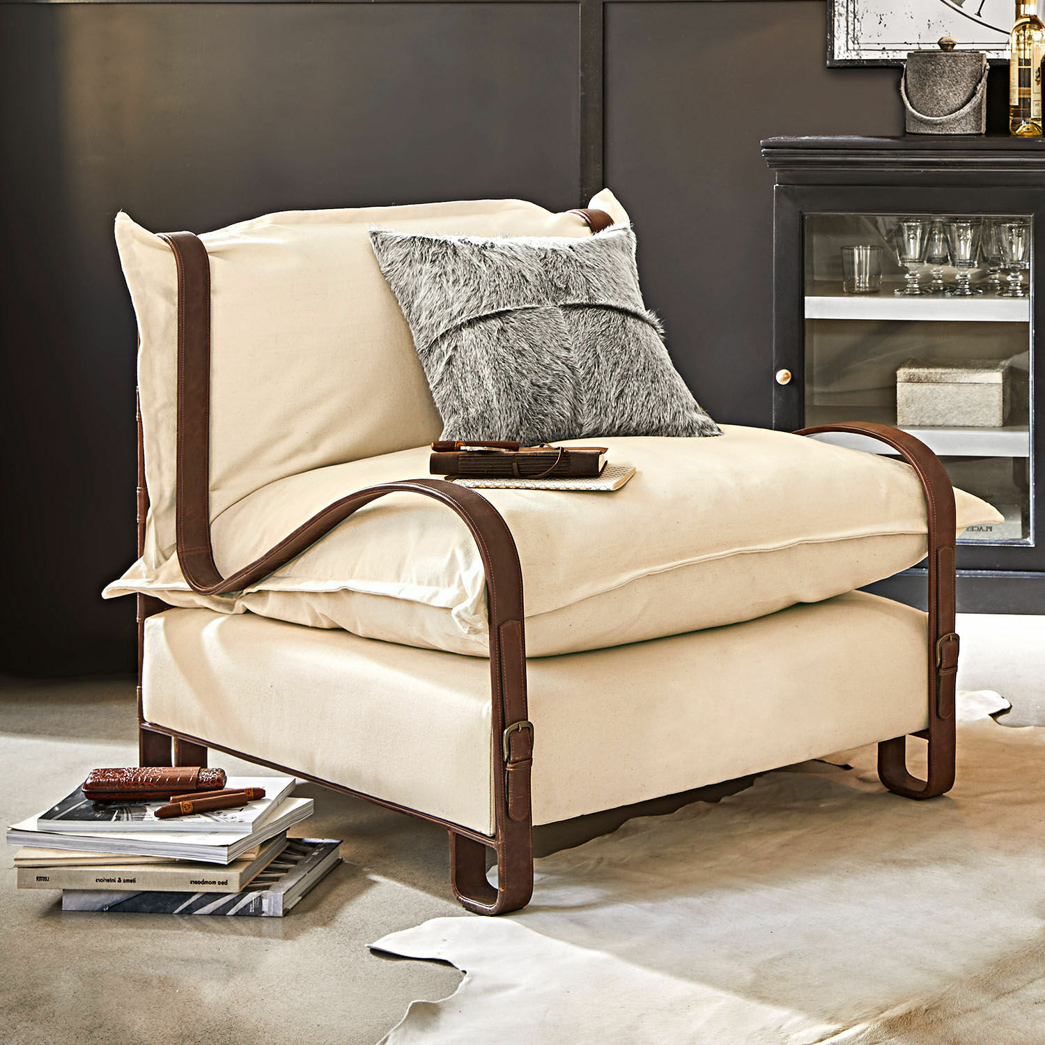 Fauteuil Garsington Fauteuil beige en coton avec sangles en cuir marron, meuble moderne pour salon