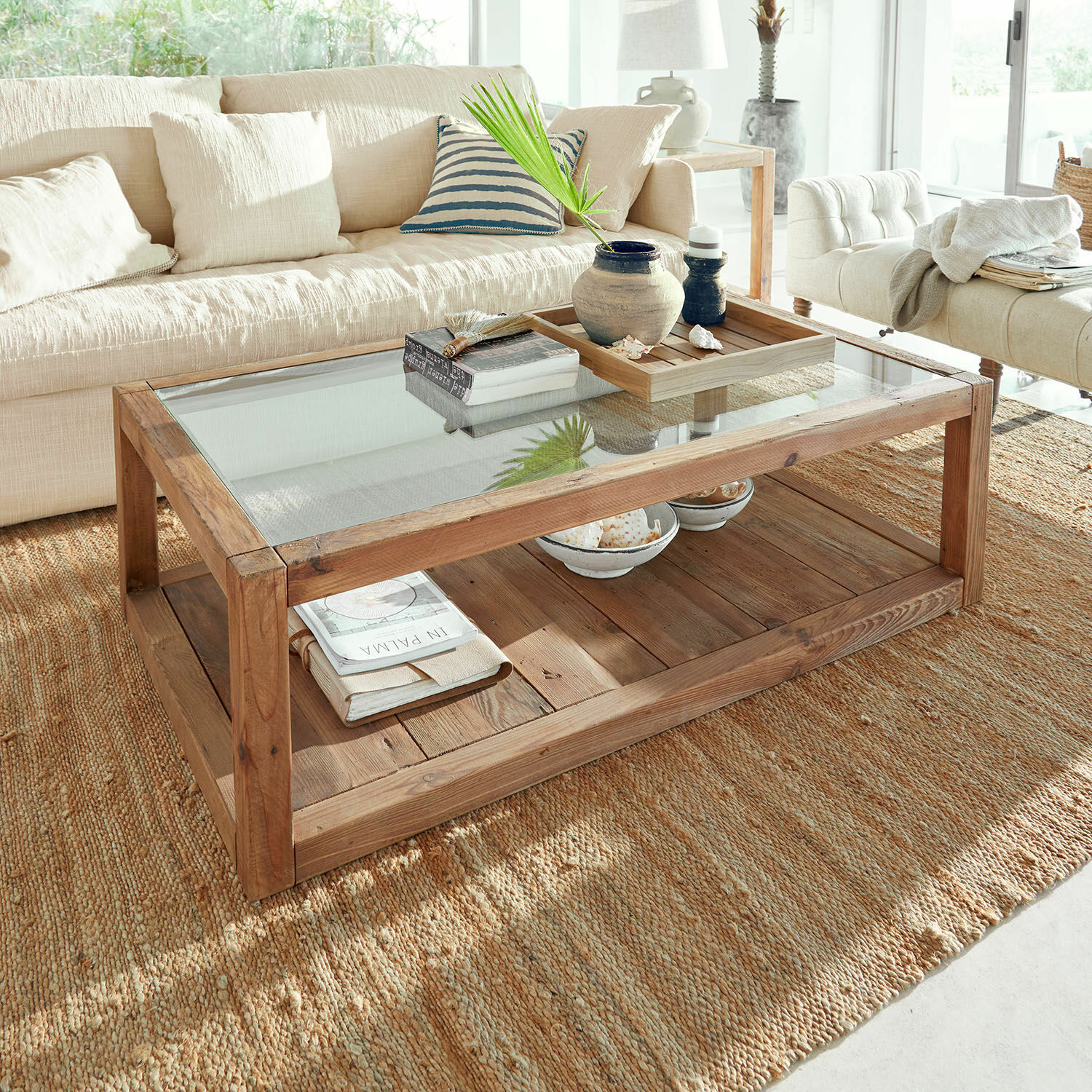 Table basse Goldenfield Table basse en bois naturel et verre sur tapis dans un salon lumineux avec canapé beige