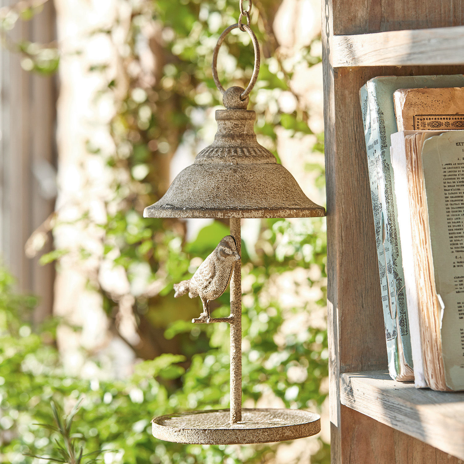 Mangeoire à oiseaux Sibongile Cloche en métal avec oiseau en finition bronze vieilli, décoration rustique pour jardin et intérieur
