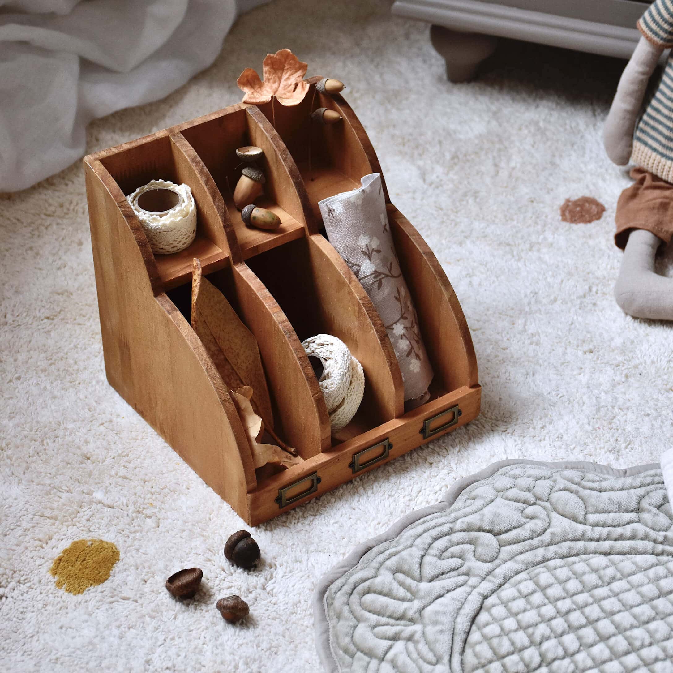 Organisateur en bois naturel avec compartiments pour petits objets, rangement décoratif pratique