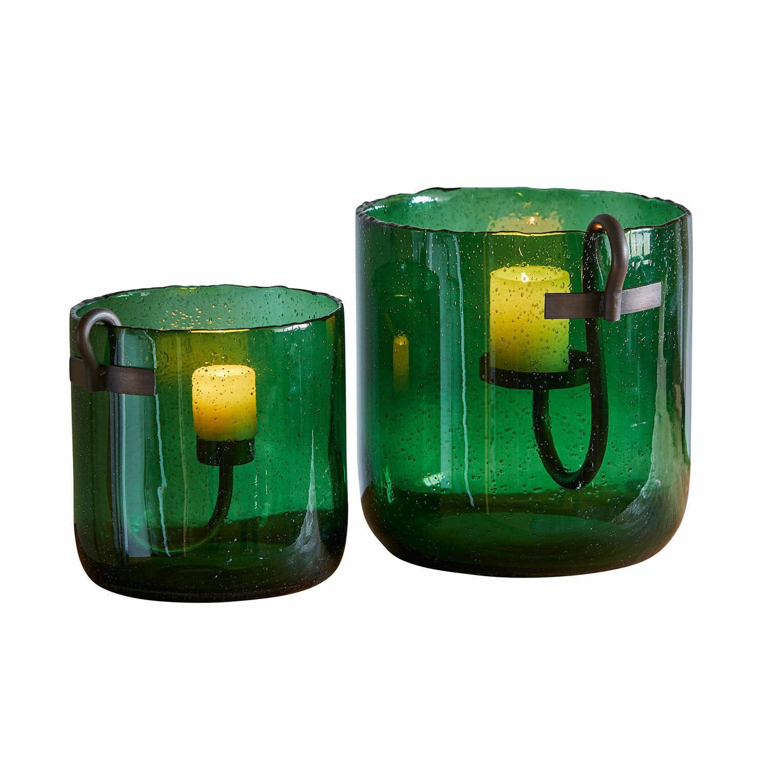 Lot de 2 photophores Ylva Ensemble de deux photophores en verre vert avec poignées en métal et bougies jaunes décoratives