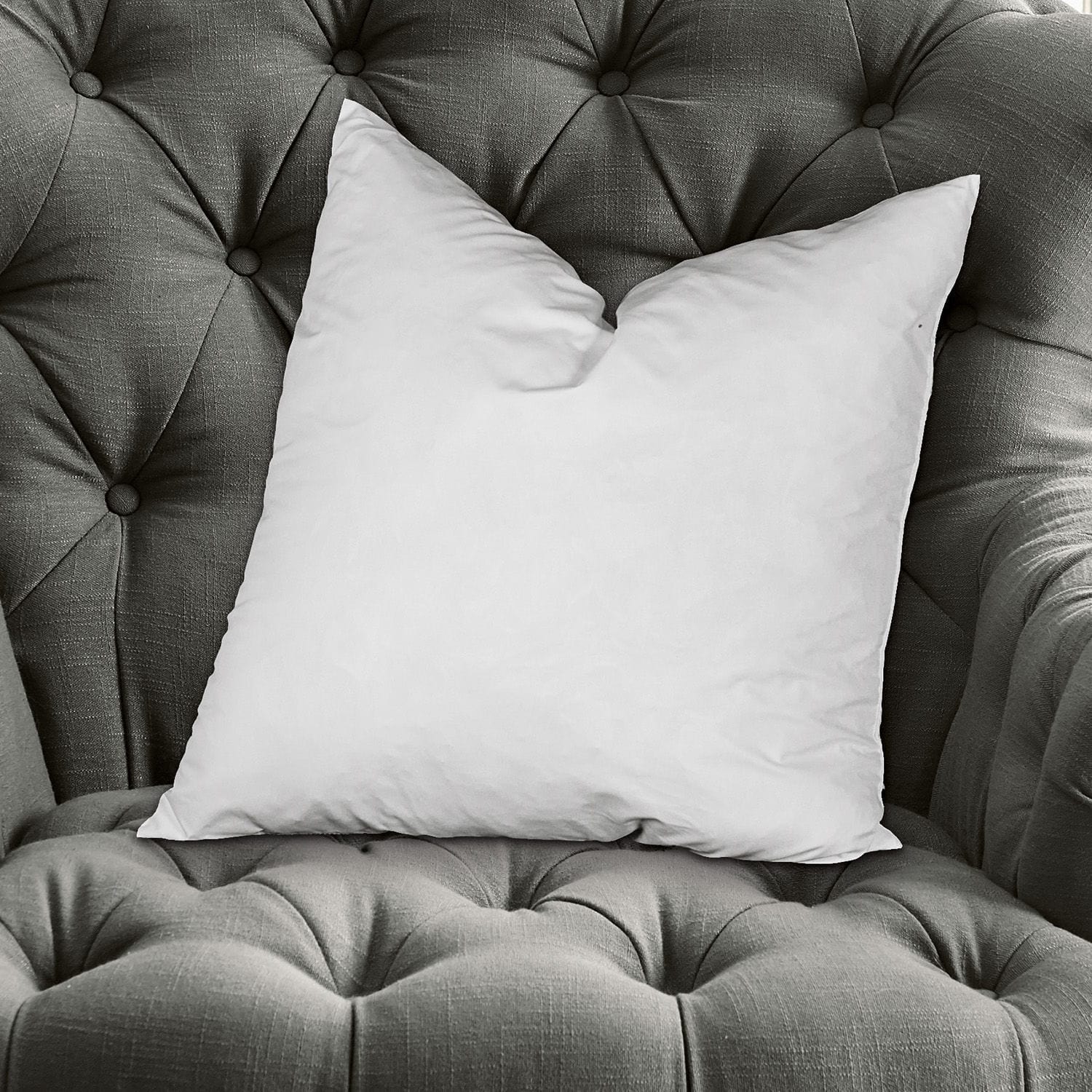 Coussin de garnissage Indra Coussin décoratif blanc sur fauteuil gris capitonné en tissu, accessoire confortable pour salon