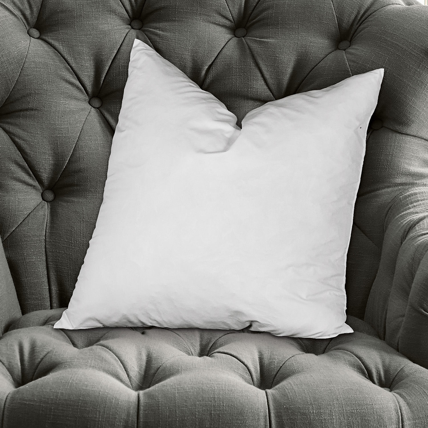 Coussin de garnissage Indra Coussin décoratif blanc sur fauteuil gris capitonné en tissu, accessoire confortable pour salon