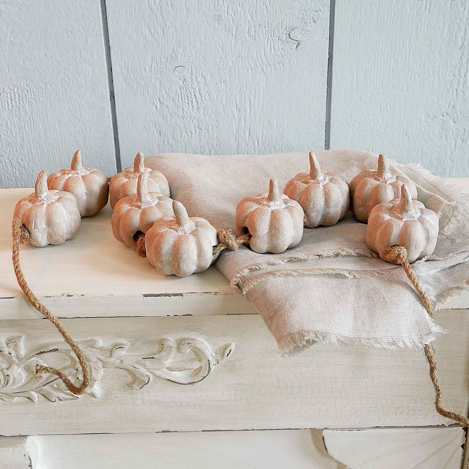 Guirlande décorative de citrouilles en céramique beige sur corde pour décoration automnale