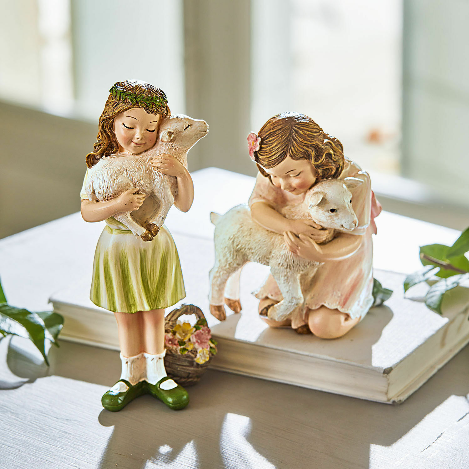 Lot de 2 figurines Clarisse Figurines de filles tenant des agneaux en robes pastel, décoration intérieure lumineuse.