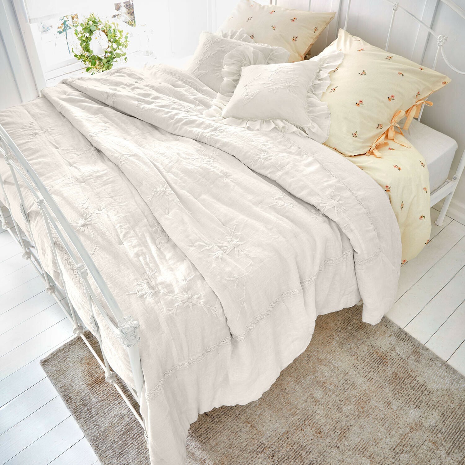 Courtepointe Norwyn Linge de lit en lin crème avec broderies florales et coussins décoratifs, ambiance chaleureuse de chambre