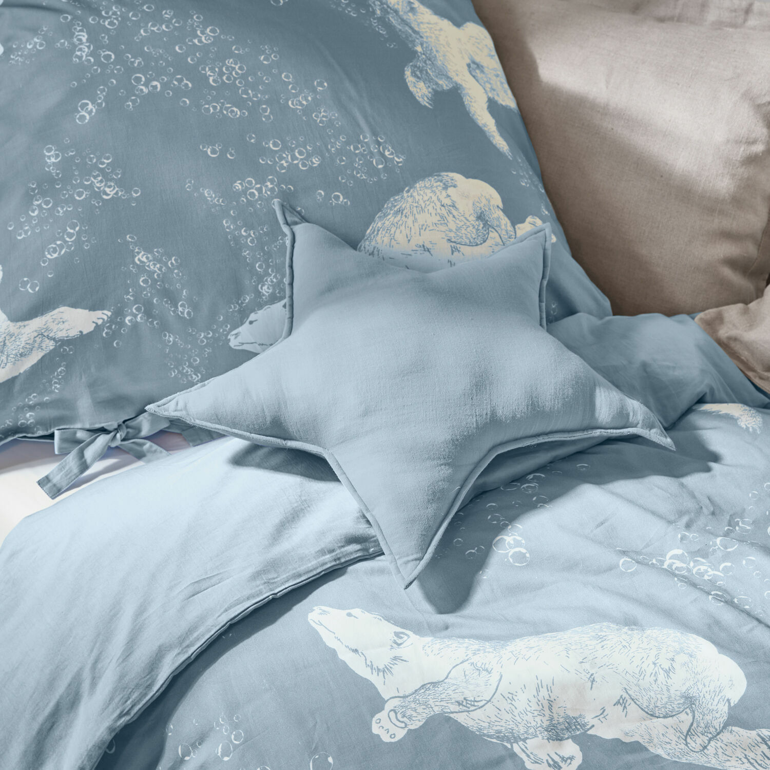 Coussin Étoilie Parure de lit bleue en coton avec imprimé d'ours polaires blancs et coussin étoile assorti