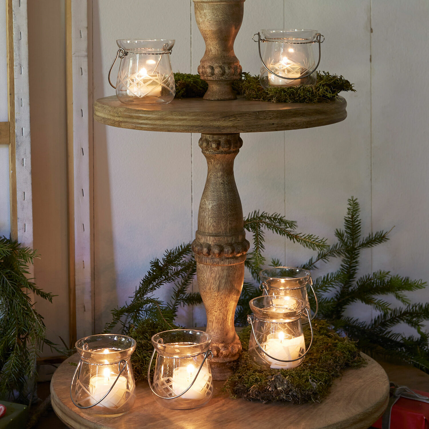 Lot de 6 photophores Mathilde Support en bois à deux niveaux avec lanternes en verre transparent et bougies blanches allumées